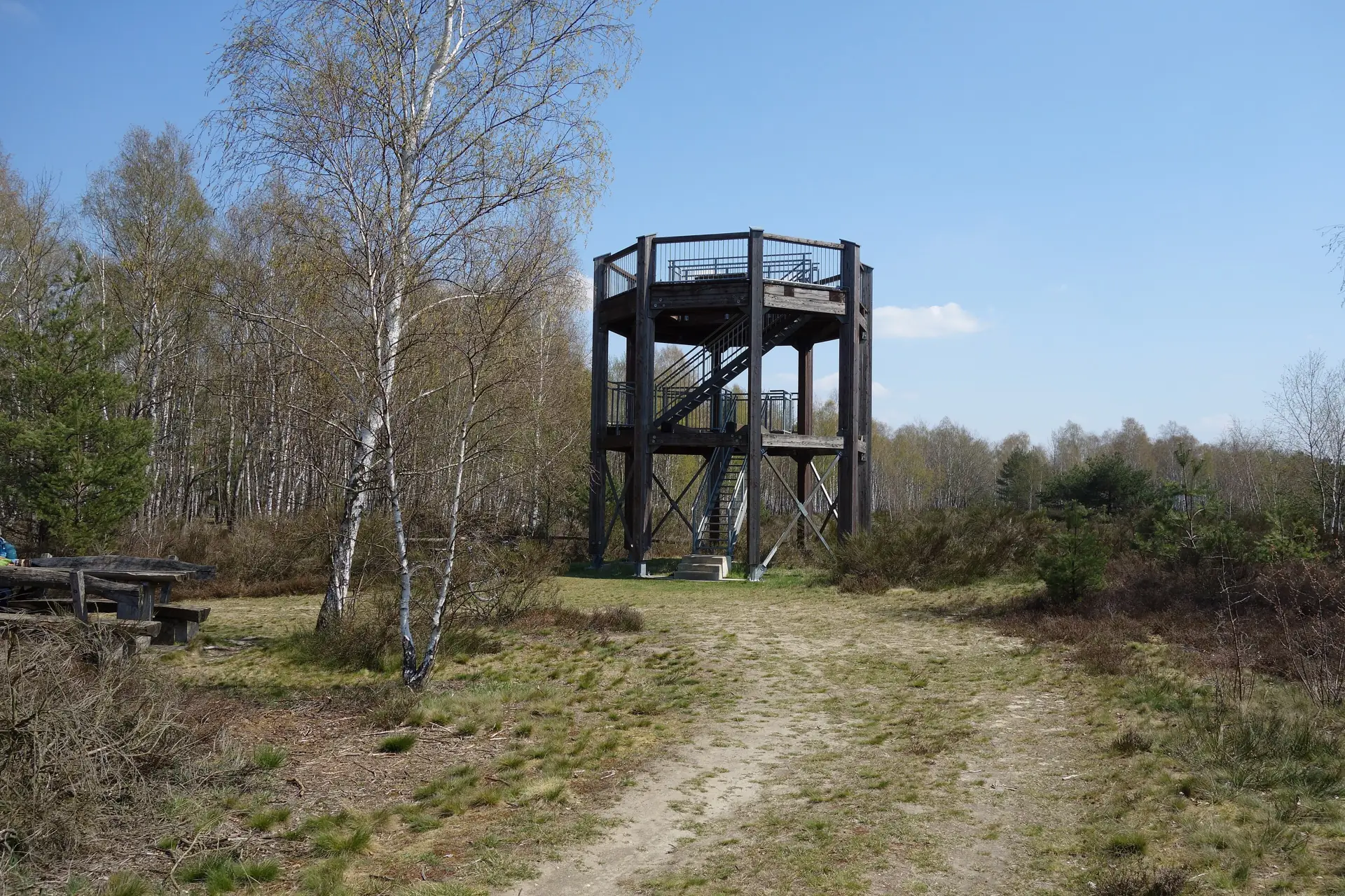 Zochauer Heideturm aus Holz am Rand einer Heidefläche